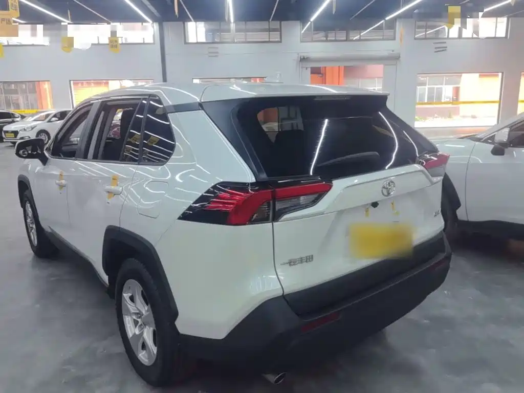 Toyota RAV4 — фото 4