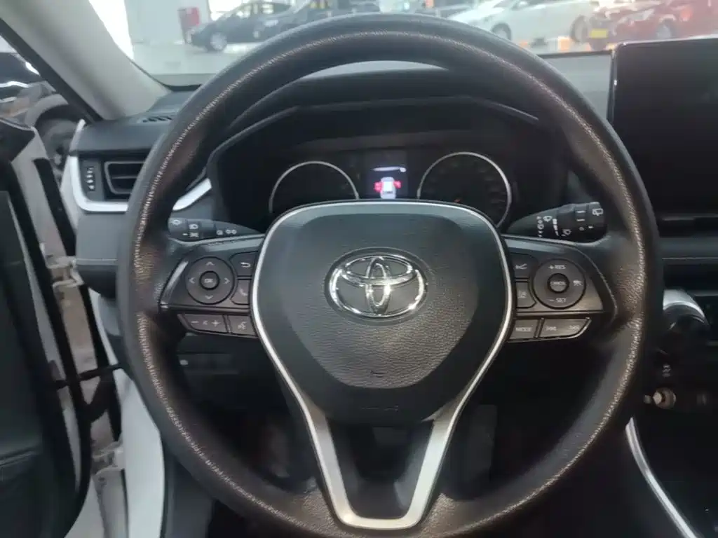 Toyota RAV4 — фото 10