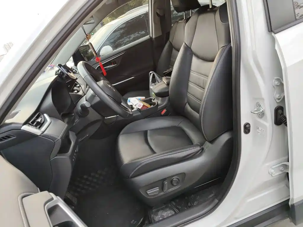 Toyota RAV4 — фото 11