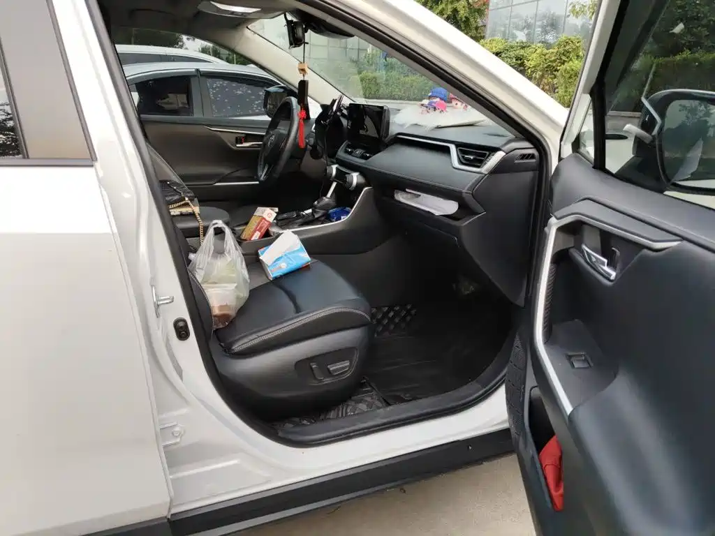 Toyota RAV4 — фото 19