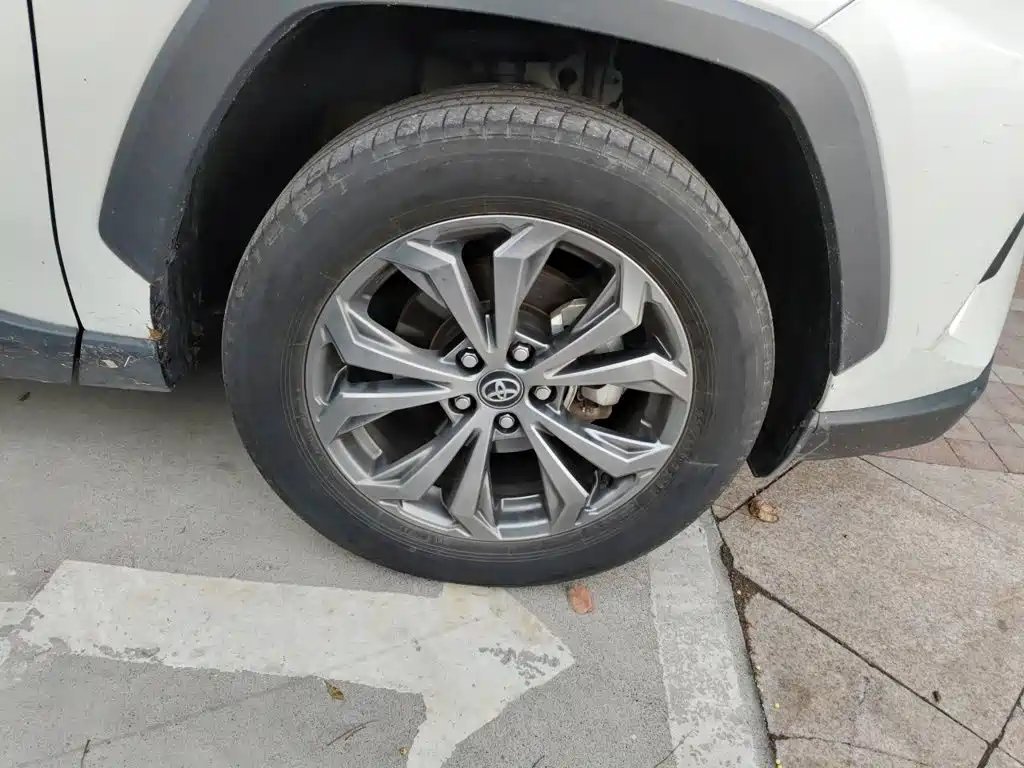 Toyota RAV4 — фото 24