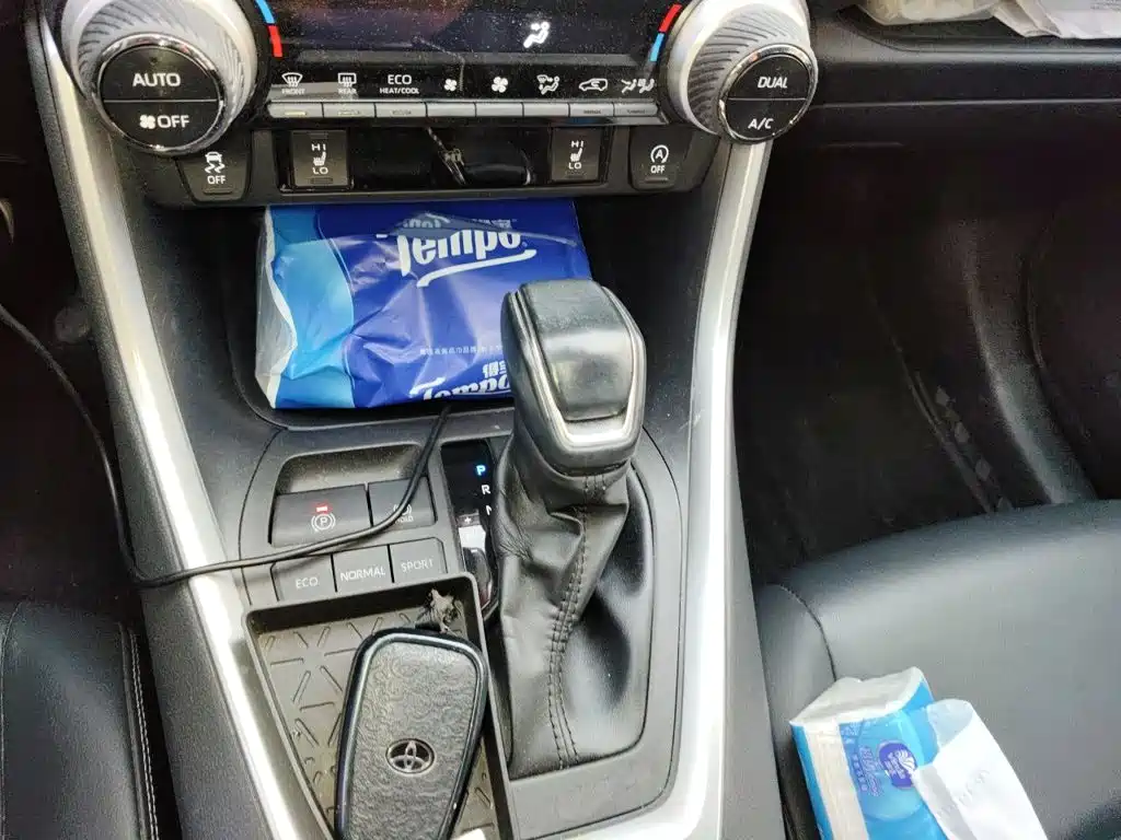 Toyota RAV4 — фото 10