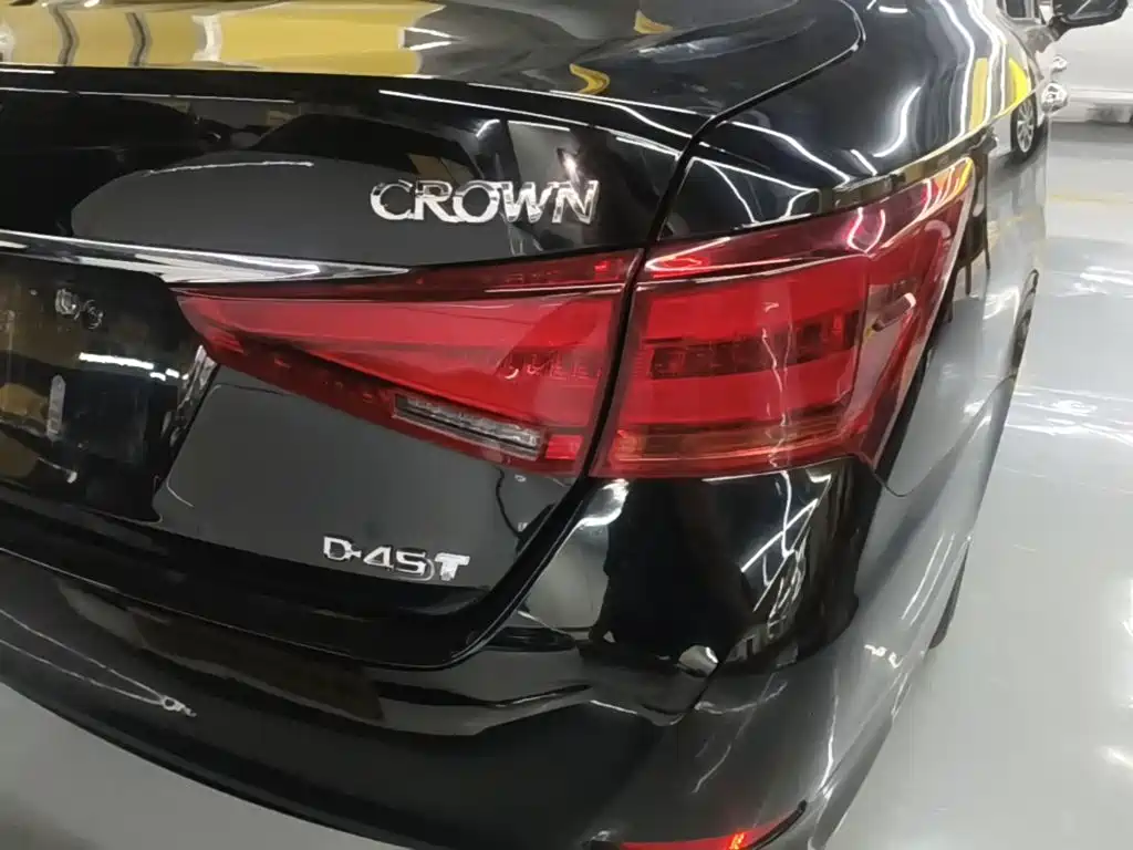Toyota Crown — фото 7