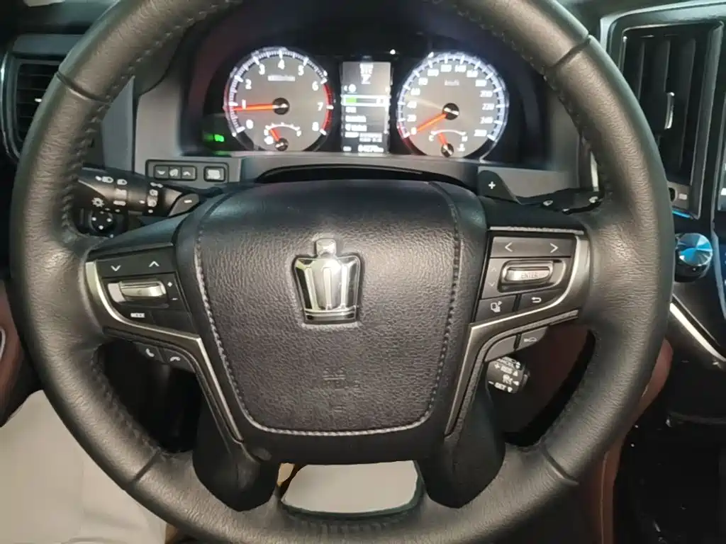 Toyota Crown — фото 10