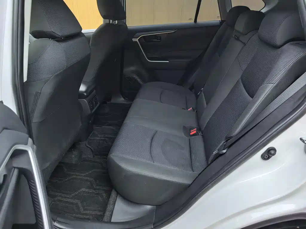 Toyota RAV4 — фото 8