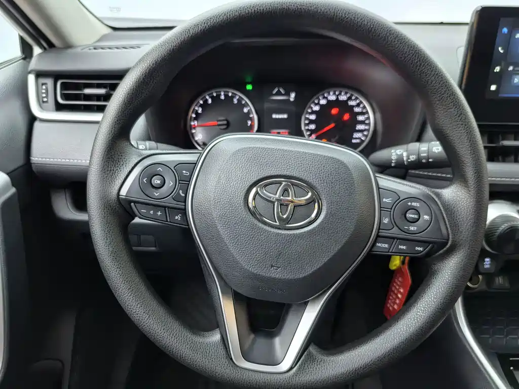 Toyota RAV4 — фото 10