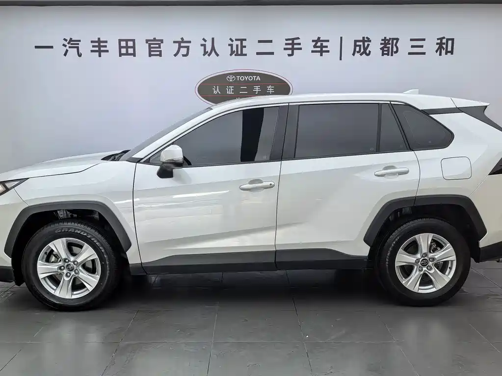 Toyota RAV4 — фото 3