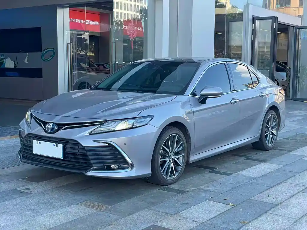 Toyota Camry — фото 17