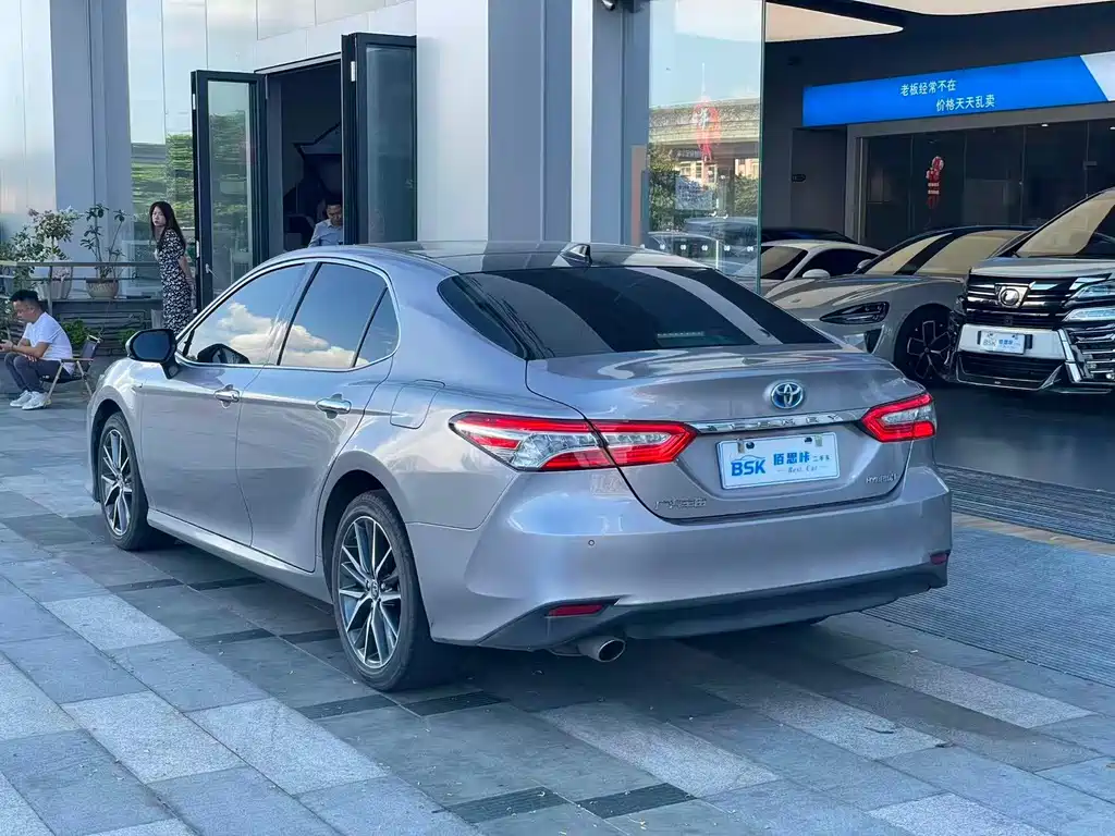 Toyota Camry — фото 5
