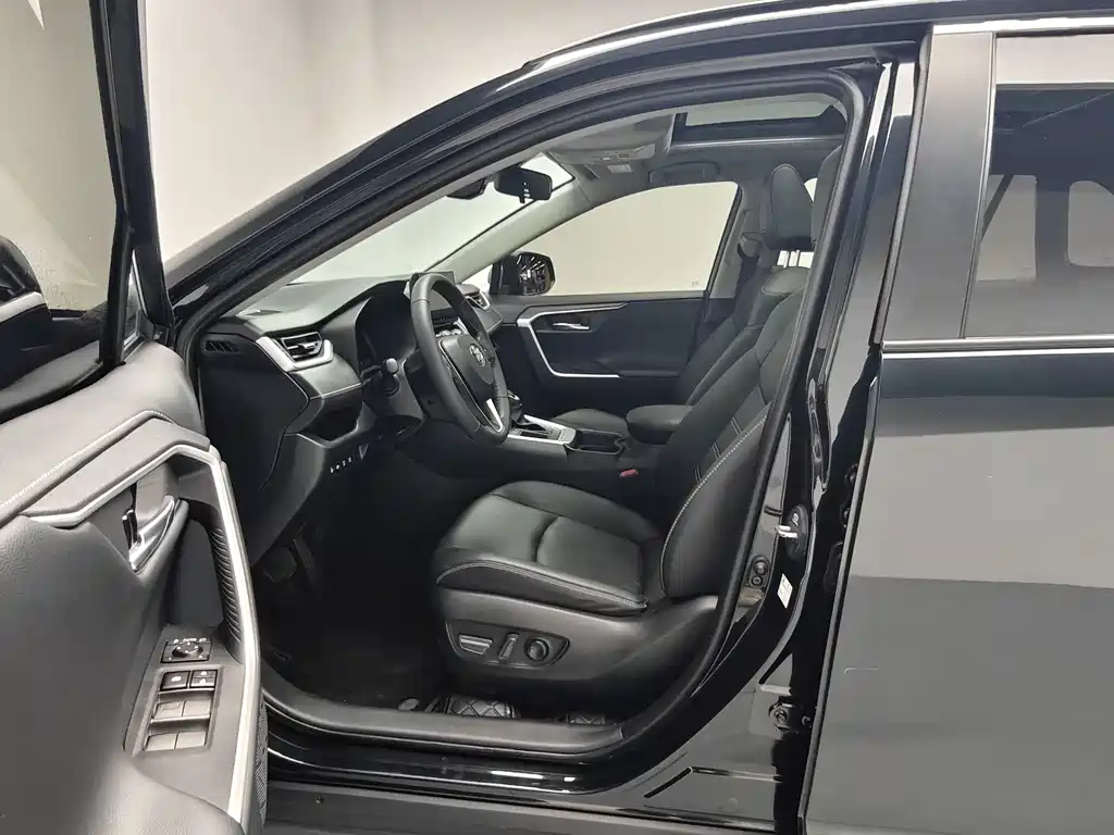 Toyota RAV4 — фото 14
