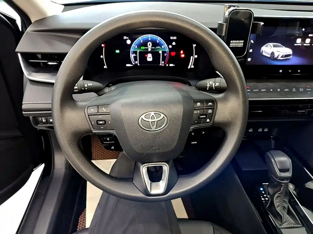 Toyota Camry — фото 10