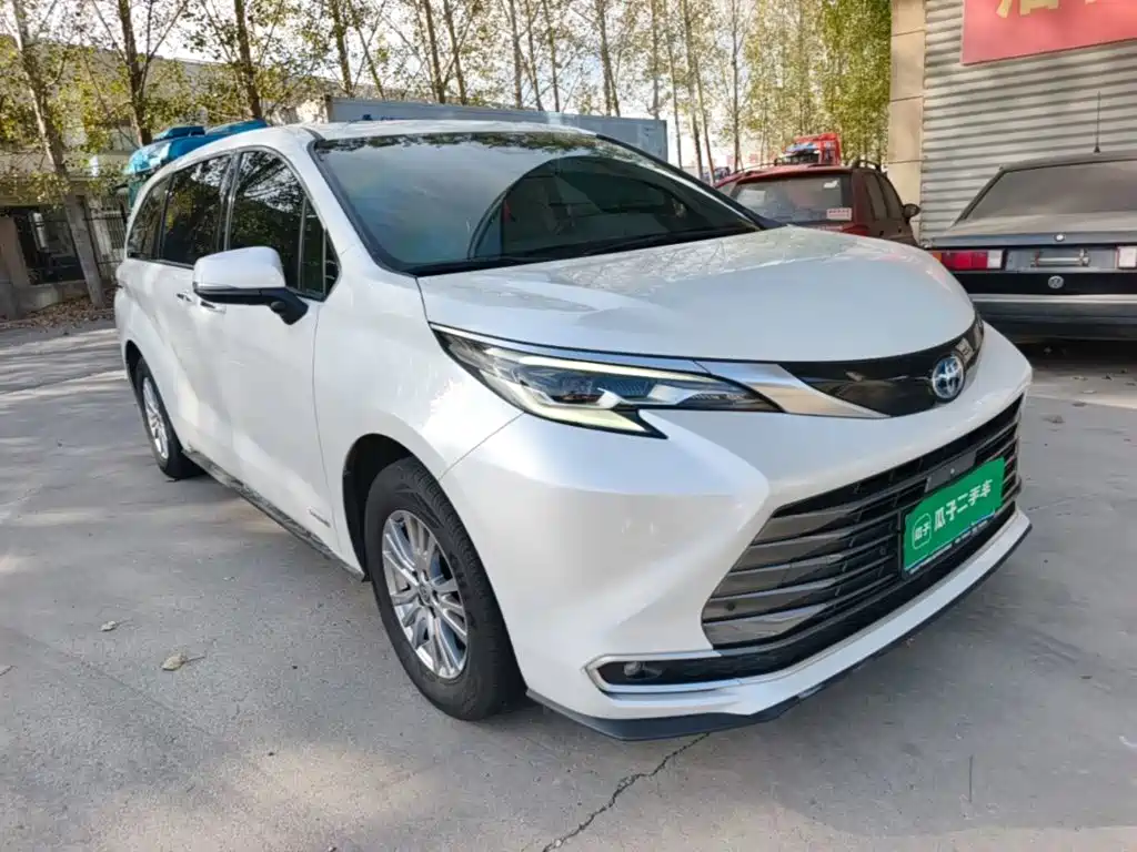 Toyota Sienna — фото 3