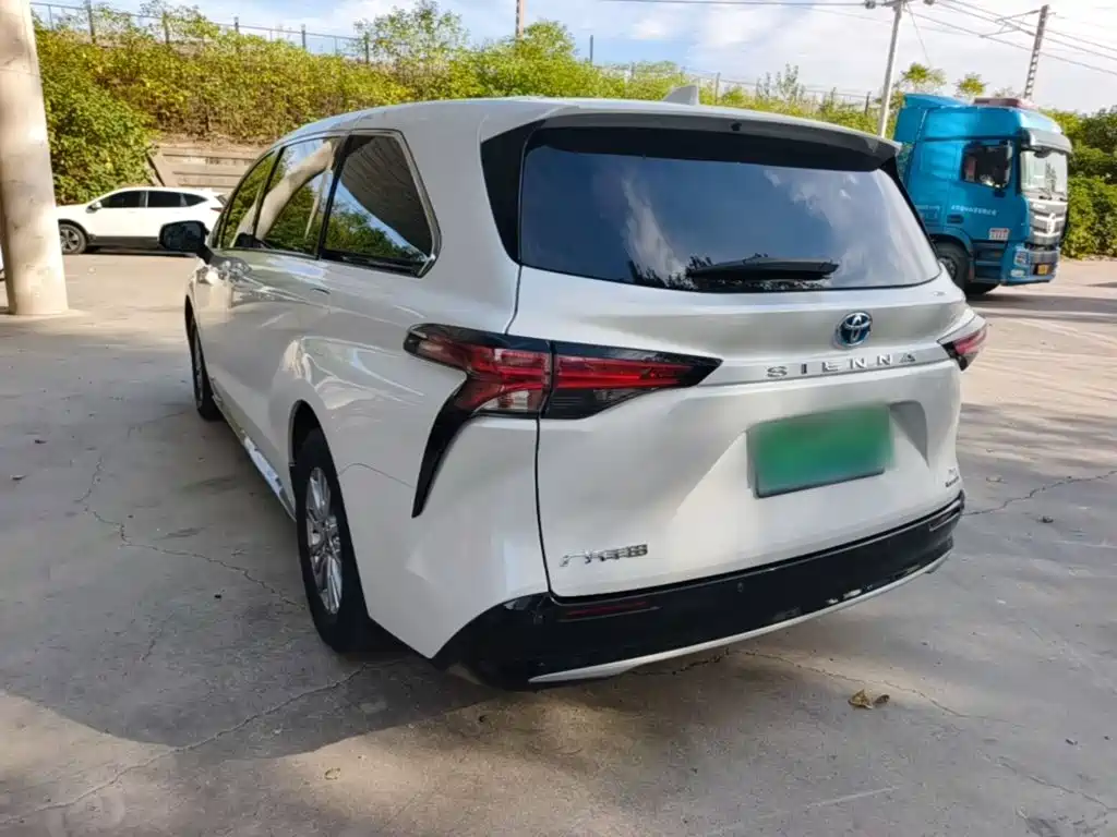 Toyota Sienna — фото 4