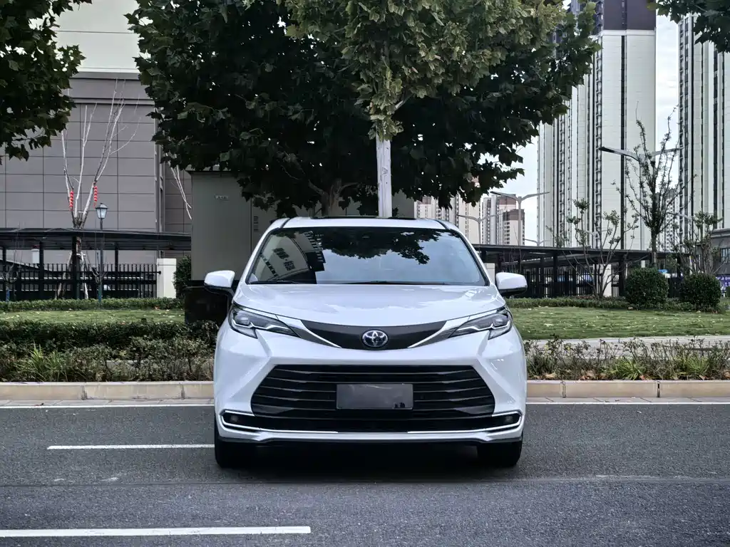 Toyota Sienna — фото 2