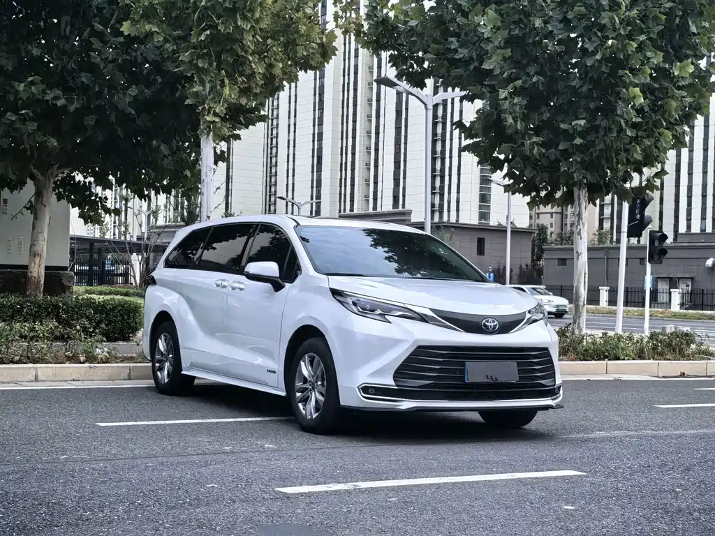 Toyota Sienna — фото 3