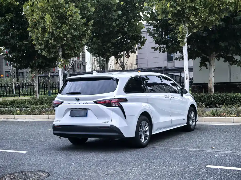Toyota Sienna — фото 4