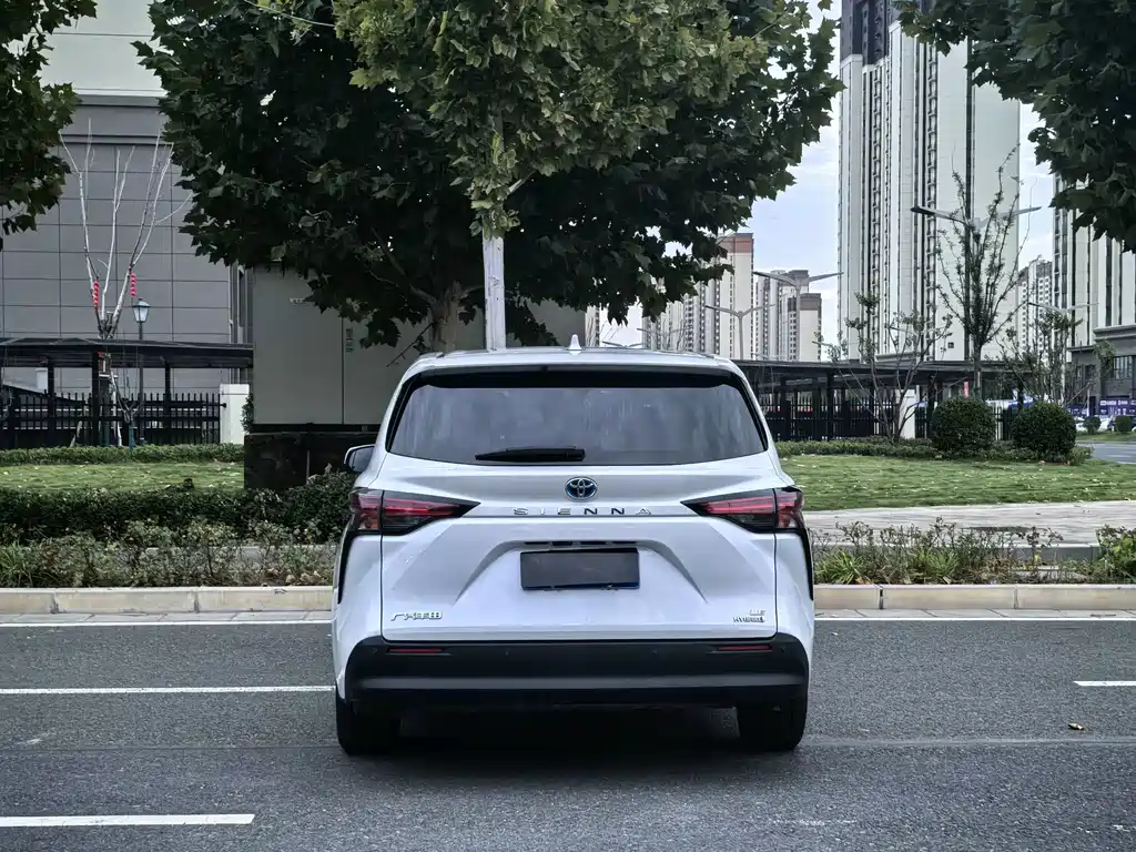 Toyota Sienna — фото 5