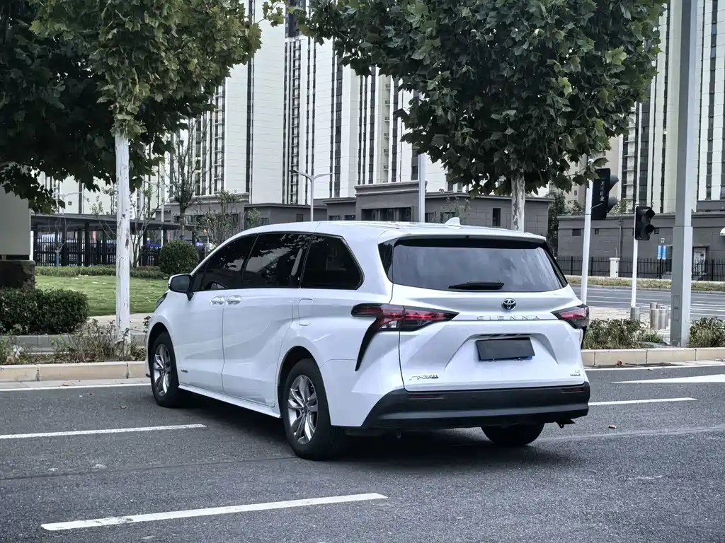 Toyota Sienna — фото 6