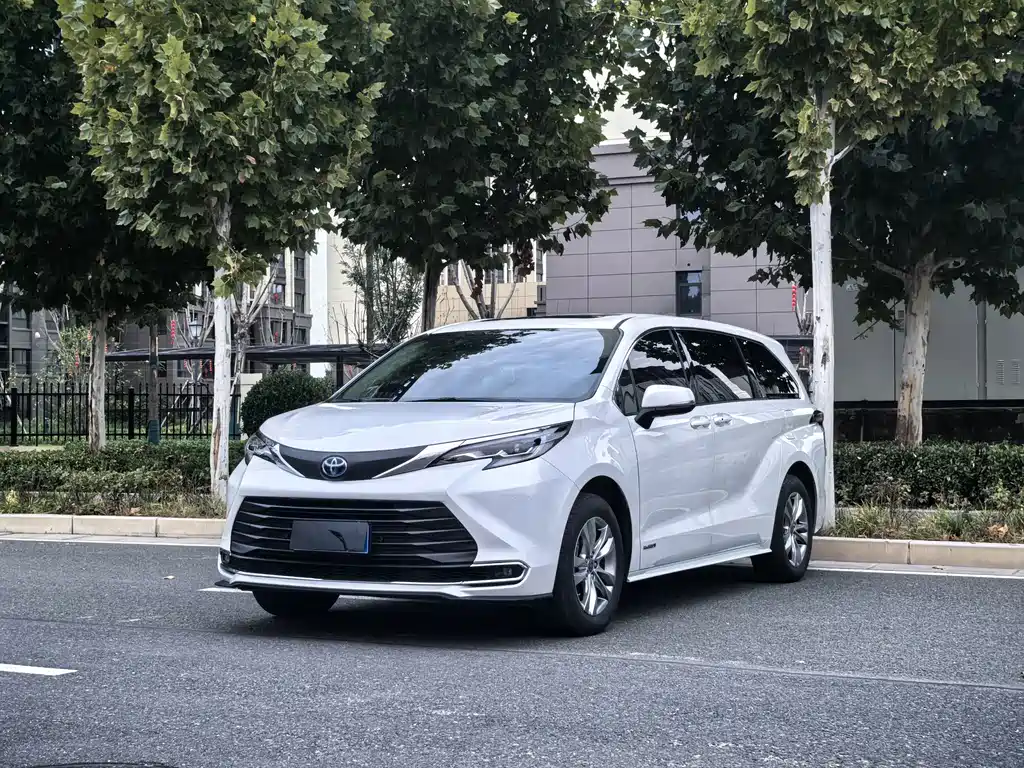 Toyota Sienna — фото 1