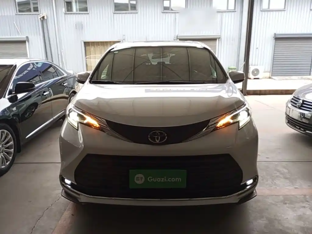 Toyota Sienna — фото 2