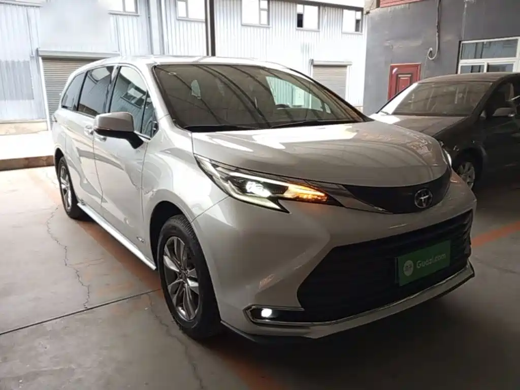 Toyota Sienna — фото 3