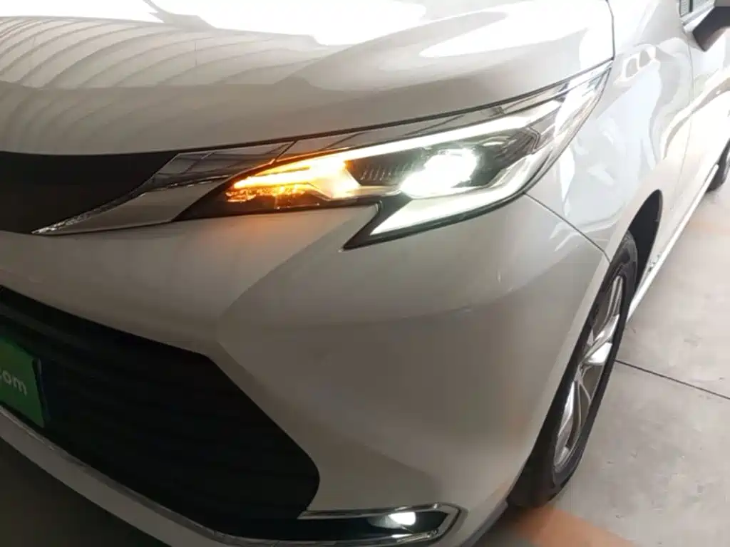 Toyota Sienna — фото 23