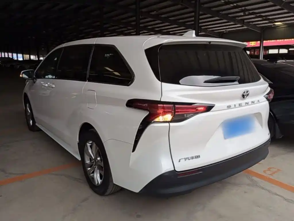 Toyota Sienna — фото 4