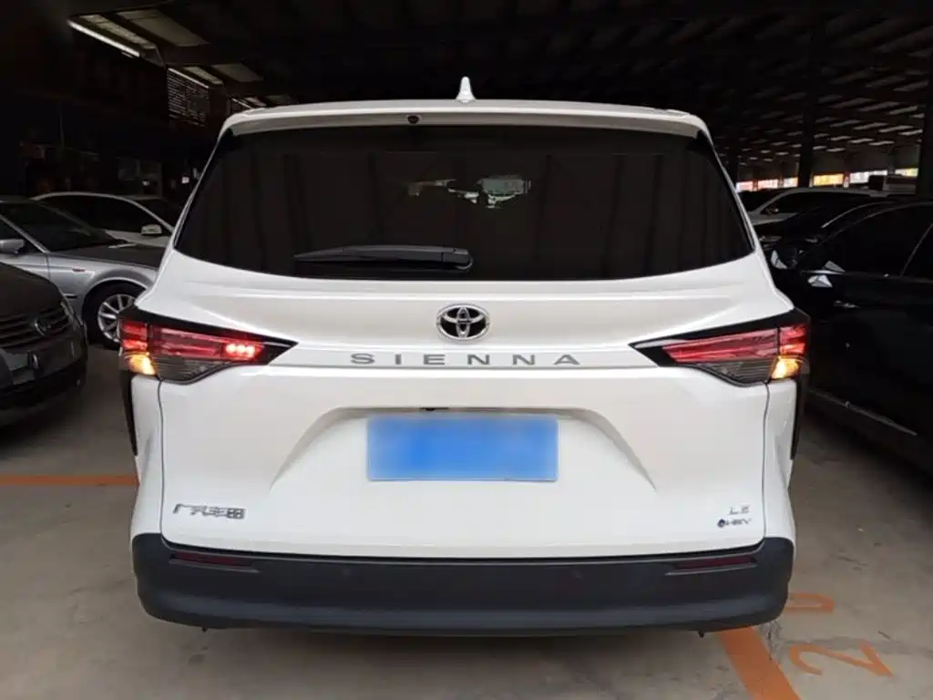 Toyota Sienna — фото 5