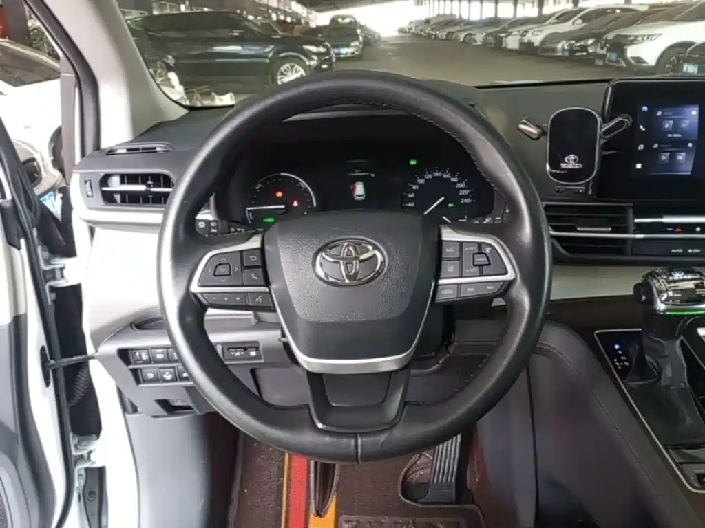 Toyota Sienna — фото 10