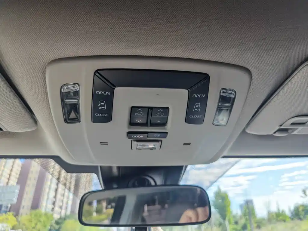 Toyota Granvia — фото 11