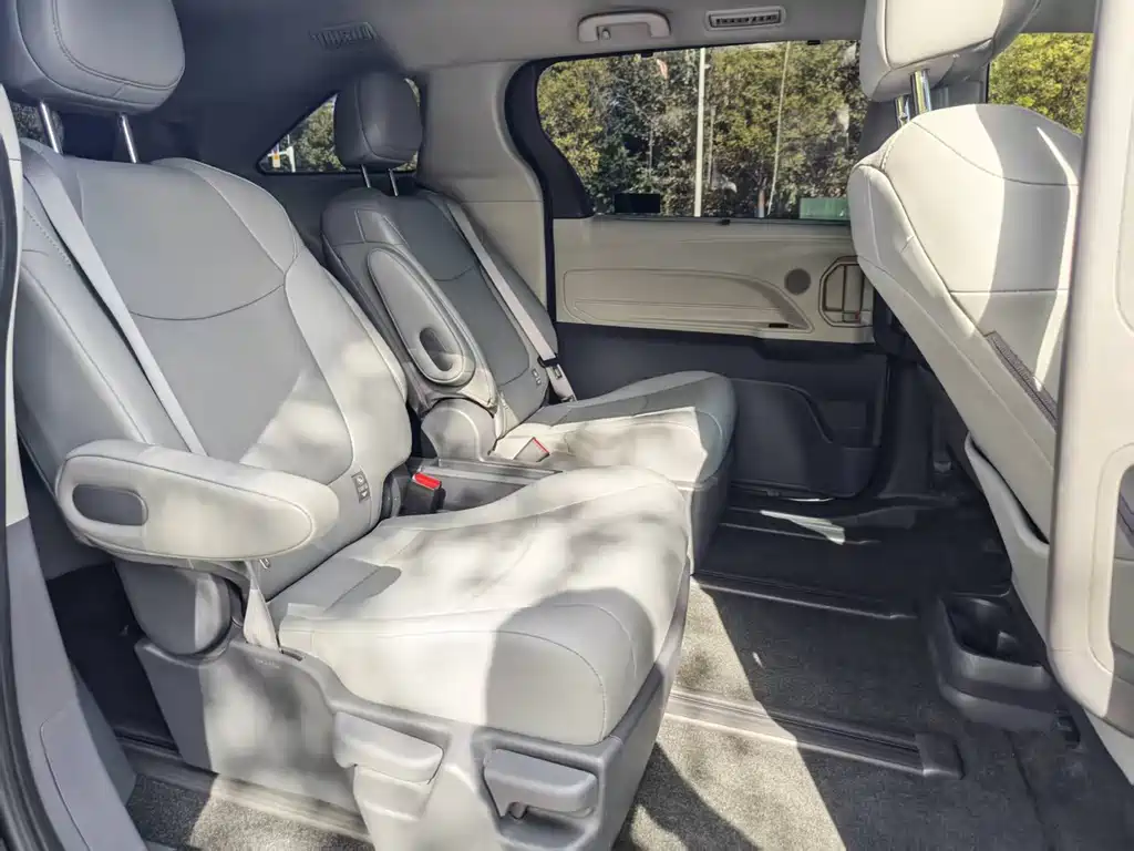 Toyota Granvia — фото 14