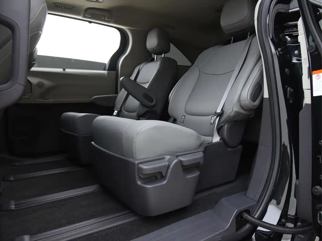 Toyota Granvia — фото 21
