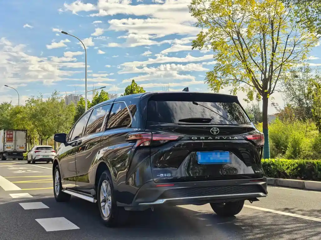 Toyota Granvia — фото 30