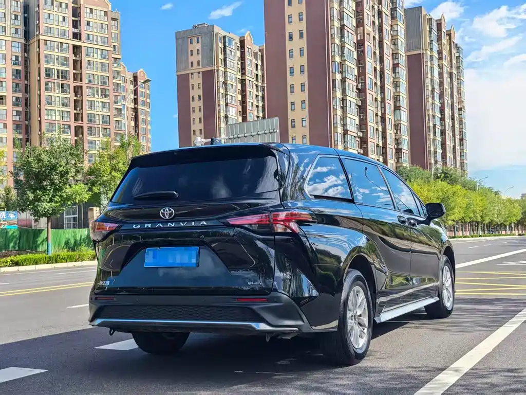 Toyota Granvia — фото 31
