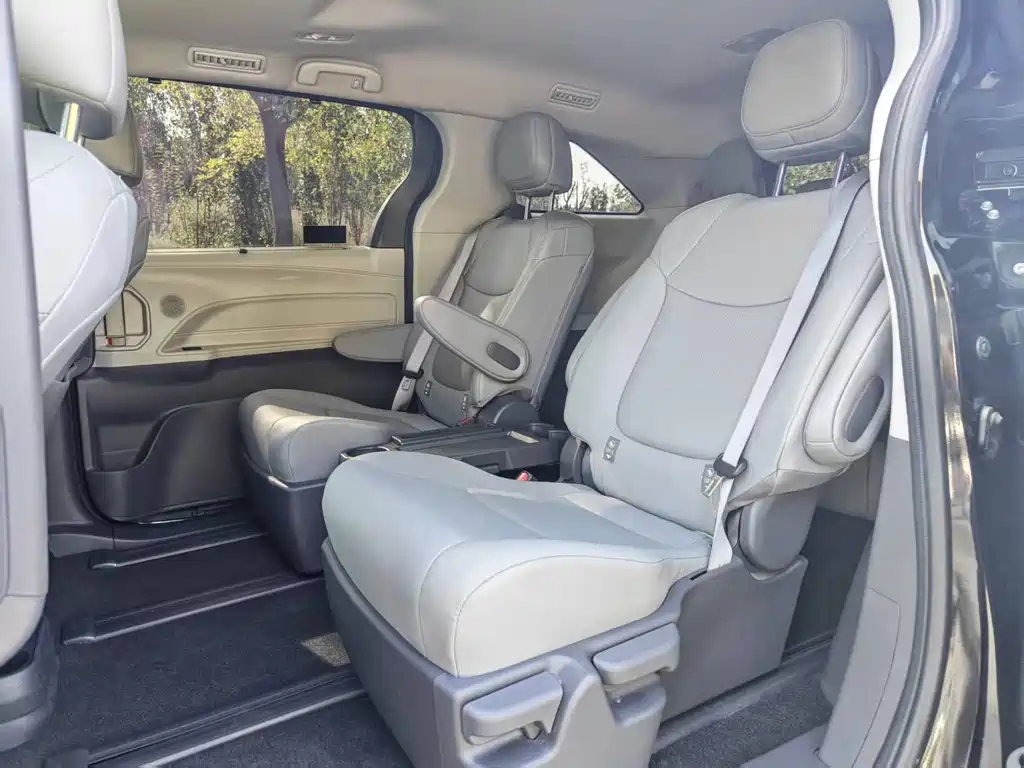 Toyota Granvia — фото 6