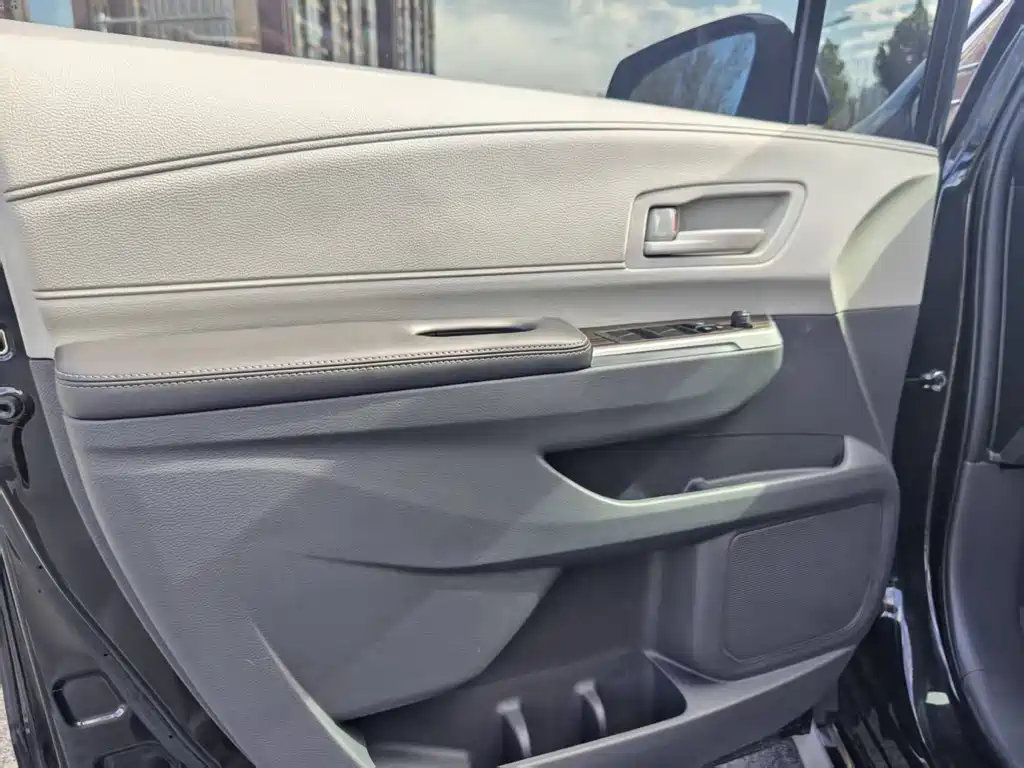 Toyota Granvia — фото 10