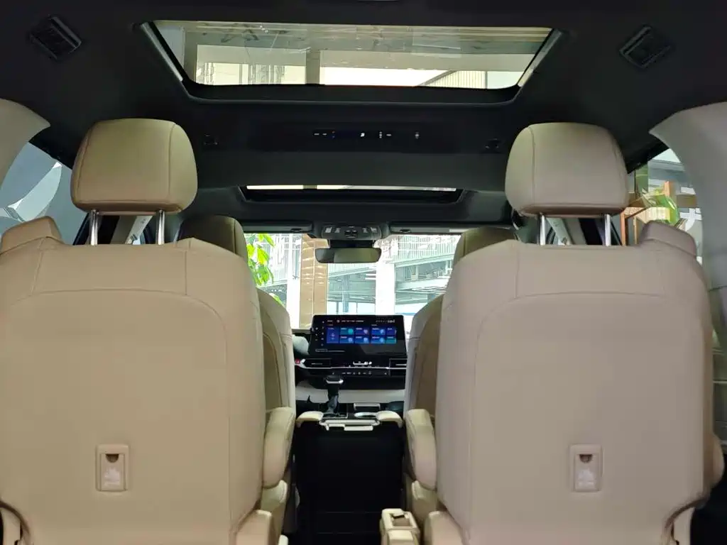 Toyota Granvia — фото 23