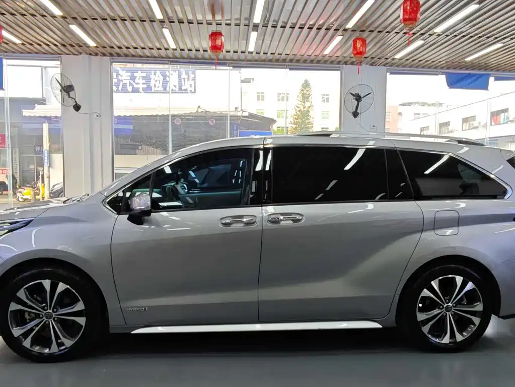Toyota Granvia — фото 4
