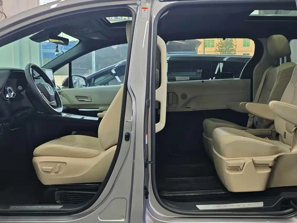 Toyota Granvia — фото 5