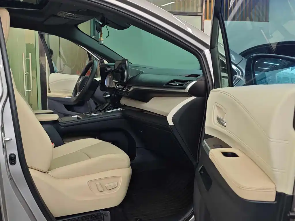 Toyota Granvia — фото 8