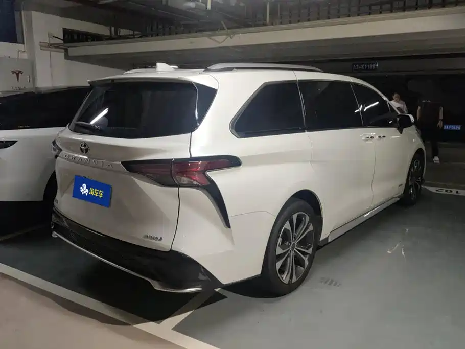 Toyota Granvia — фото 3