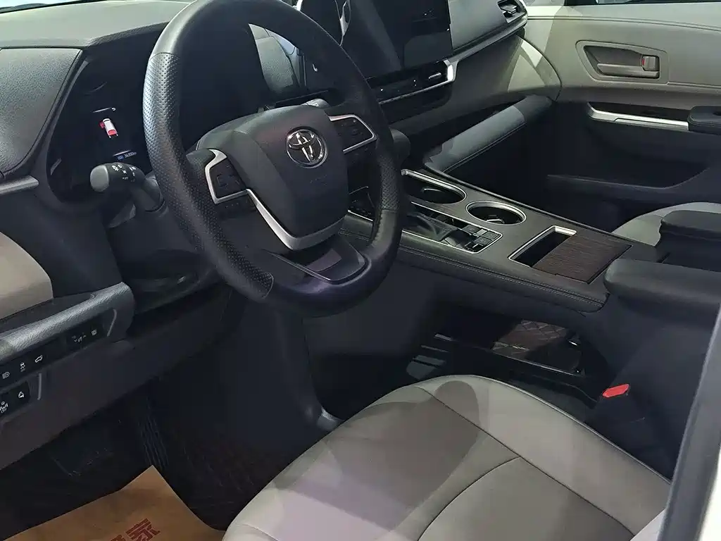 Toyota Granvia — фото 4