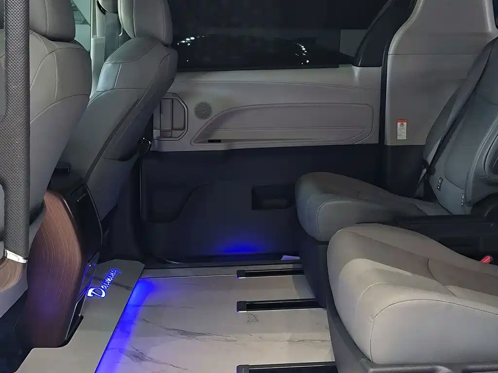 Toyota Granvia — фото 10