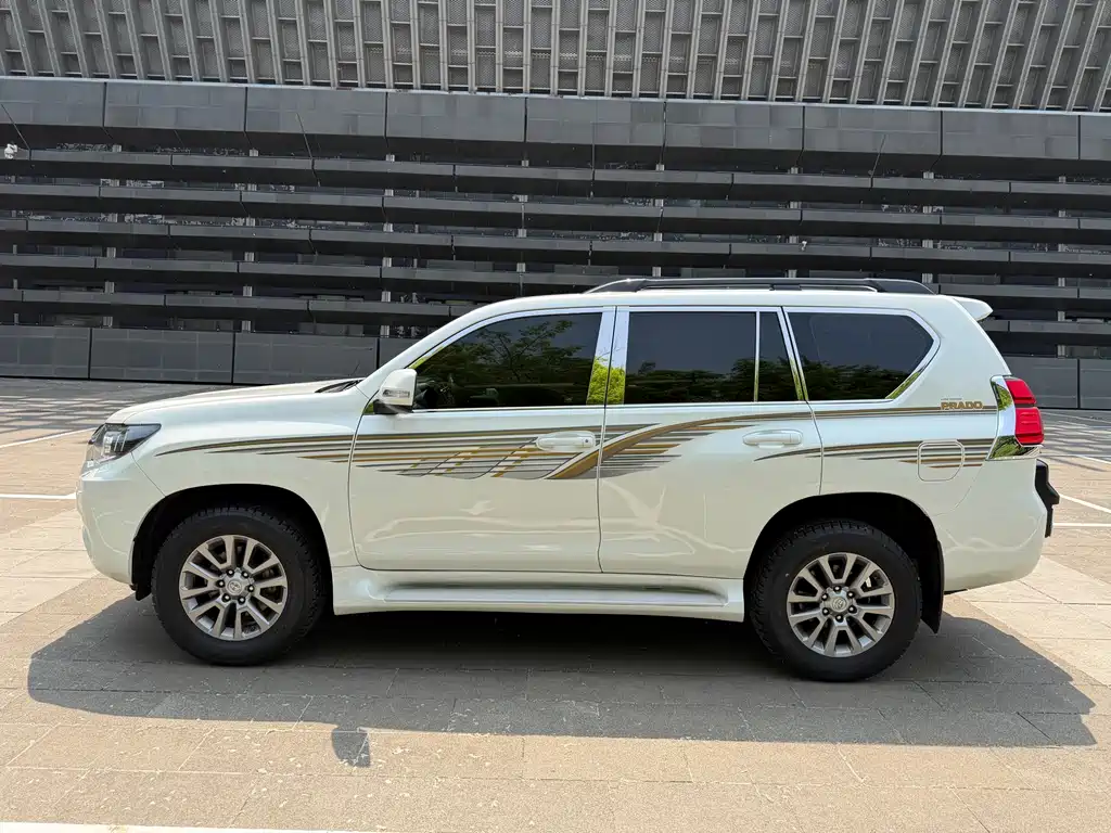 Toyota Prado — фото 5