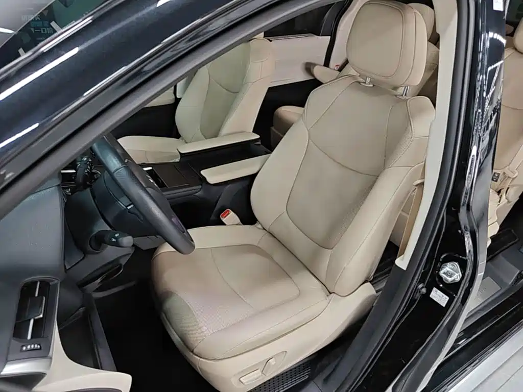 Toyota Granvia — фото 14
