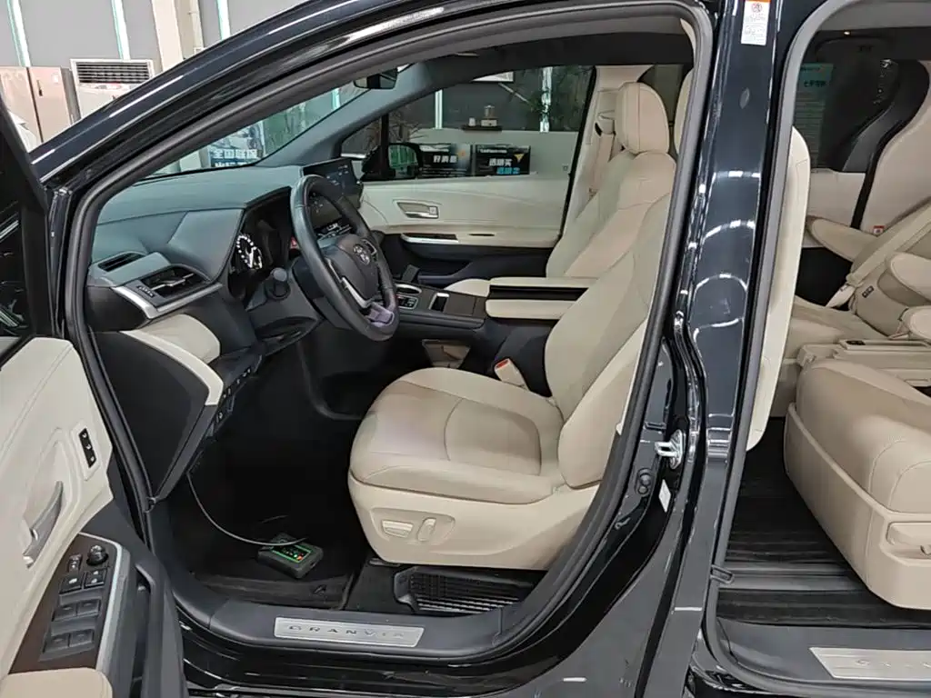 Toyota Granvia — фото 15