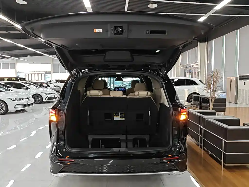 Toyota Granvia — фото 18