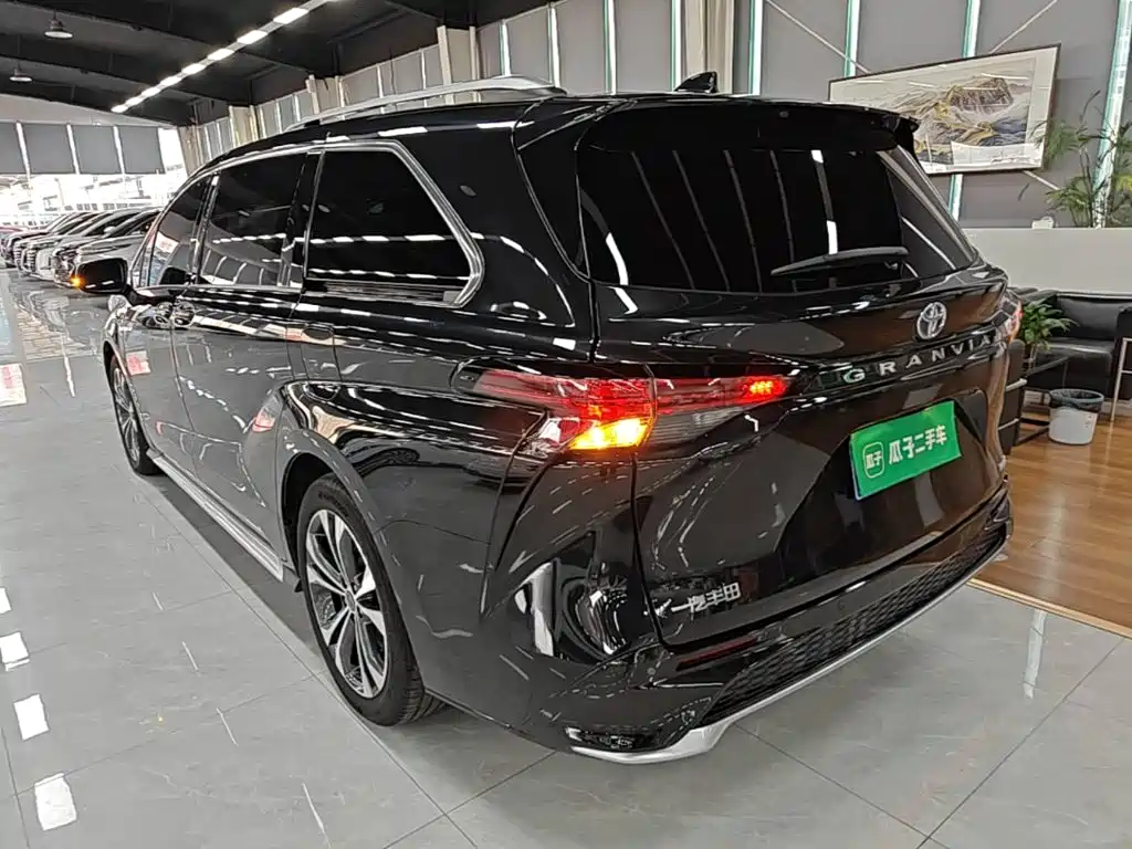 Toyota Granvia — фото 4