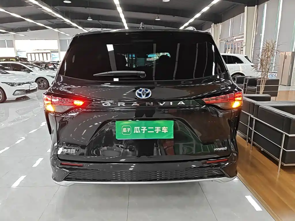 Toyota Granvia — фото 5