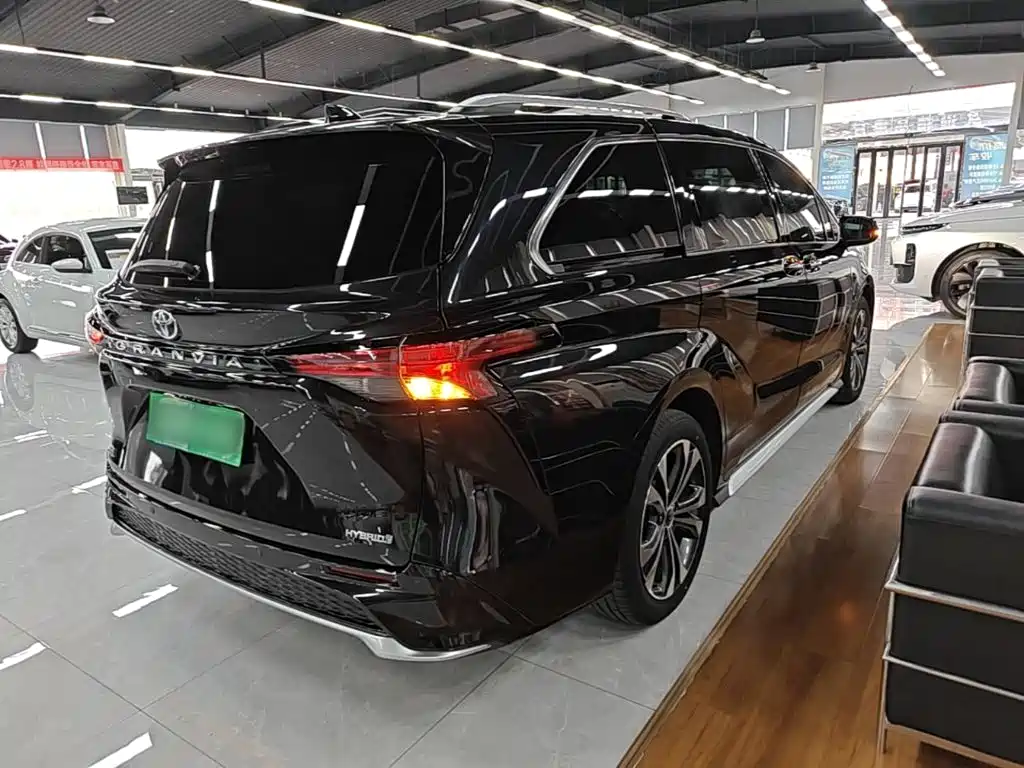 Toyota Granvia — фото 6